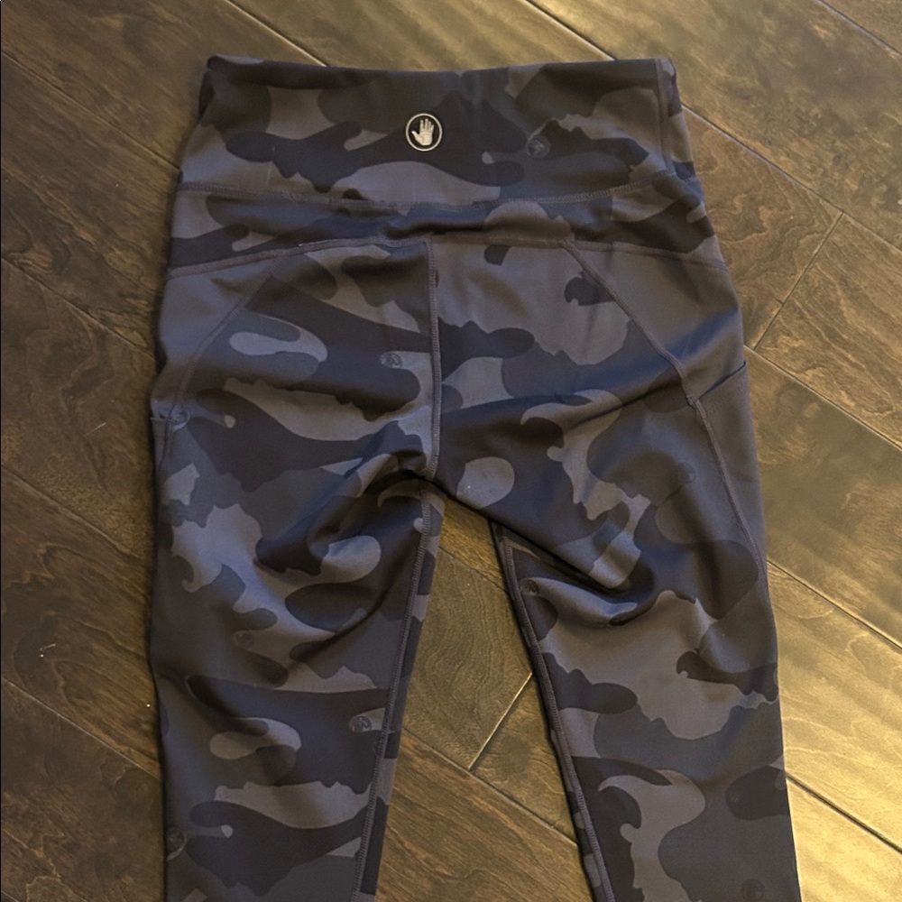 Body Glove (L) Cargo Camouflage Leggings - Picture 6 of 6
